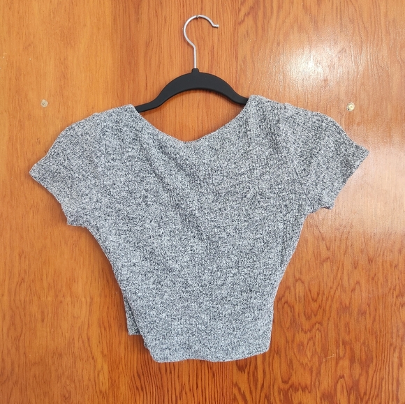 Garage Soft and stretchy wrap crop top - Picture 2 of 2